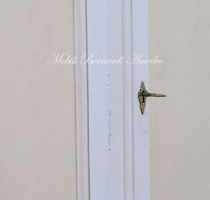 Armadio per camera da letto in stile classico con finitura colorata bianco e crema